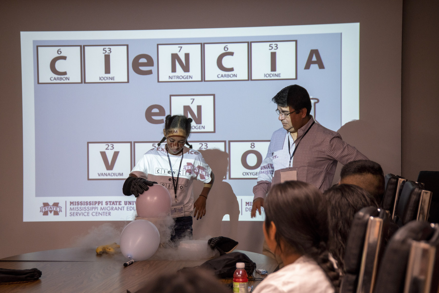 Students in MMESC summer program "Ciencia en Vivo" conduct experiments.