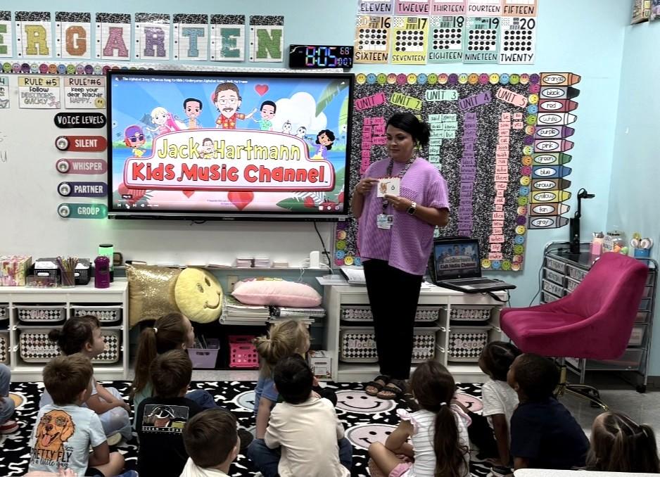 MSU student teaches a kindergarten class
