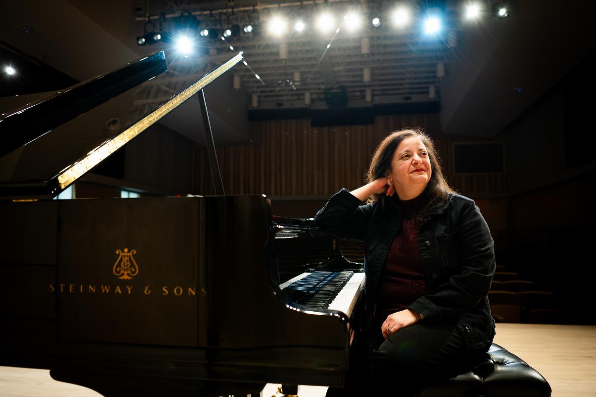 Rosangela Sebba sitting at a piano